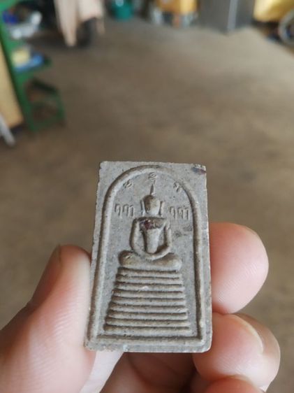 พระเนื้อผงผสมว่าน(พระสมเด็จหลังรูปเหมือนพระหลวงพ่อโฉมวัดห้วยนิยม(รุ่นสร้างบารมี75ปีติดเกศาตะกรุดและเม็ดหิน)(ระยอง))พระเครื่องรางของมงคล รูปที่ 2