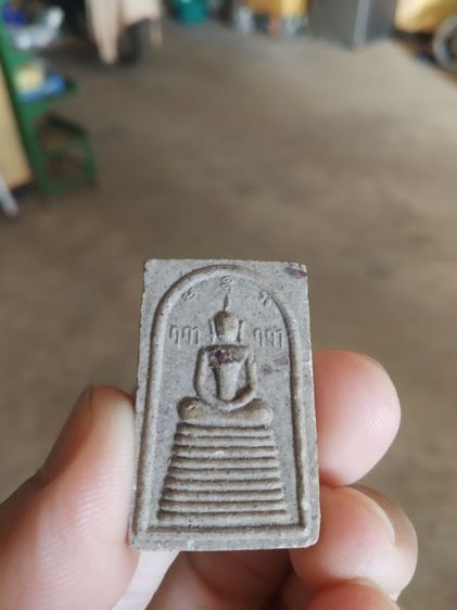 พระเนื้อผงผสมว่าน(พระสมเด็จหลังรูปเหมือนพระหลวงพ่อโฉมวัดห้วยนิยม(รุ่นสร้างบารมี75ปีติดเกศาตะกรุดและเม็ดหิน)(ระยอง))พระเครื่องรางของมงคล รูปที่ 3