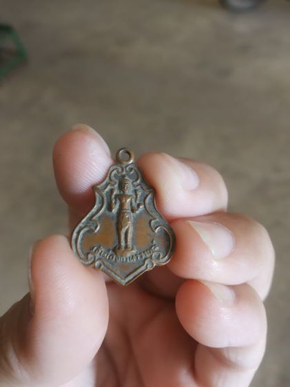 พระเหรียญ(เหรียญเจ้าพ่อนารายณ์หลังพระพุทธไสยาสน์(พระนอน)วัดเขาพระ(สุพรรณบุรี))ทางบ้านพักเครื่องรางของมงคล รูปที่ 4