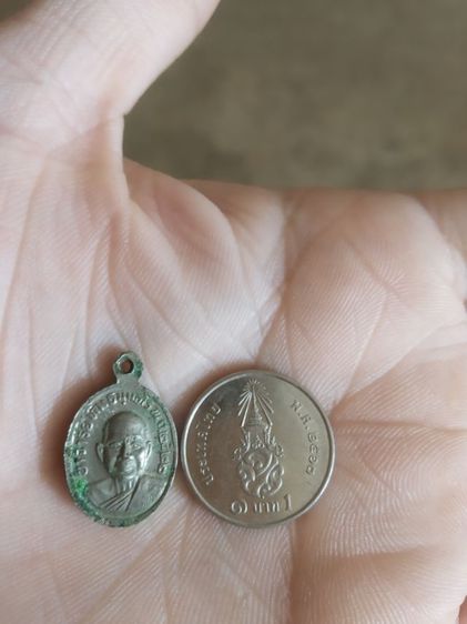 พระเหรียญเม็ดแตงเนื้อกะไหล่เงิน(พระหลวงปู่ทวด(วัดช้างให้)หลังเป็นพระหลวงปู่ทิม(ธัมมธโร)(จังหวัดปัตตานีปี2522))พระบ้านพระเครื่องรางของมงคล รูปที่ 2