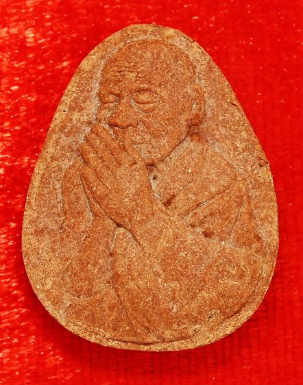 พ่อท่านคล้าย วาจาสิทธิ์ พระผงไหว้ข้าง รุ่น เสาร์ ๕ รูปที่ 3