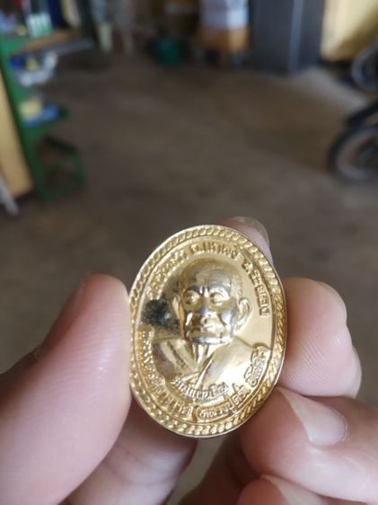 พระเหรียญเนื้อกะไหล่ทองรูปทรงไข่(พระหลวงปู่คร่ำวัดวังหว้า(จังหวัดระยองปี2539)(รุ่นรักแผ่นดินนาวิกโยธิน)(พระเกจิ))พระบ้านพระเครื่องรางของมงคล รูปที่ 2