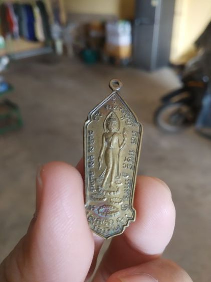 พระเหรียญเนื้อทองเหลือง((พระพิมพ์)เหรียญพระปางลีลากำแพงทุ่งเศรษฐี(แท่นศิลาอาสน์)(จังหวัดอุตรดิตถ์))พระบ้านพระเครื่องรางของมงคล รูปที่ 5