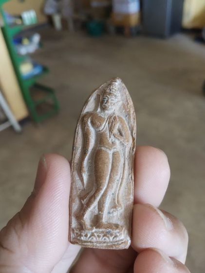 พระเนื้อดิน(พระปางลีลากำแพงทุ่งเศรษฐีหรือพระลีลากล้วยฉาบ(พระฝักดาบ)(ไม่ทราบเกจิที่สร้าง250301))พระบ้านพระเครื่องรางของมงคล รูปที่ 4