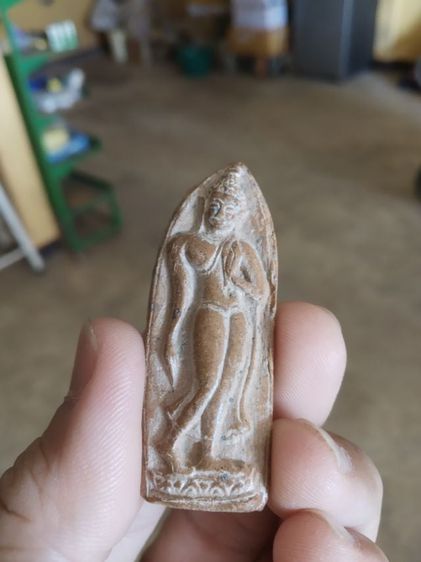 พระเนื้อดิน(พระปางลีลากำแพงทุ่งเศรษฐีหรือพระลีลากล้วยฉาบ(พระฝักดาบ)(ไม่ทราบเกจิที่สร้าง250301))พระบ้านพระเครื่องรางของมงคล รูปที่ 3