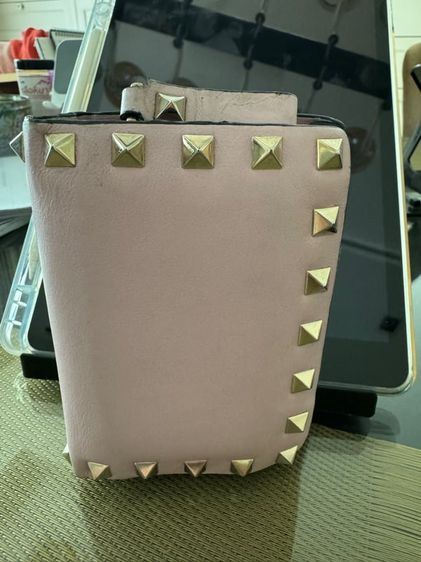 กระเป๋าสตางค์ Valentino แท้ Rock studs สี light pink Dold Hardware
