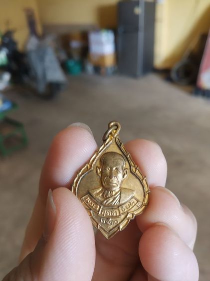 พระเหรียญเนื้อกะไหล่ทอง(พระสุธาทาธิบดีวัดไตรมิตรหลังเป็นรูปยันต์เถาะ(พระหลวงพ่อเกษมเขมโกอธิษฐานจิตปลุกเสกปี2530))พระบ้านพระเครื่องรางของมงคล รูปที่ 2