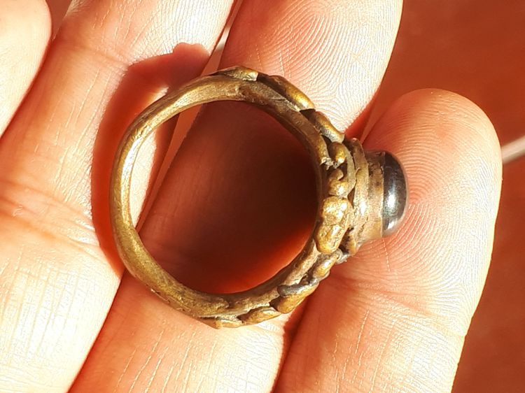 หล่อโบราณ แหวนนาคเกี้ยว หัวเมฆพัตร เนื้อทองผสม หลวงพ่ออิ่ม วัดหัวเขา จ.สุพรรณ ปี 244x ยุคต้น ขนาดใหญ่ มีน้ำหนัก เก่า สภาพสวยมาก แท้ หนา มีน้ รูปที่ 3