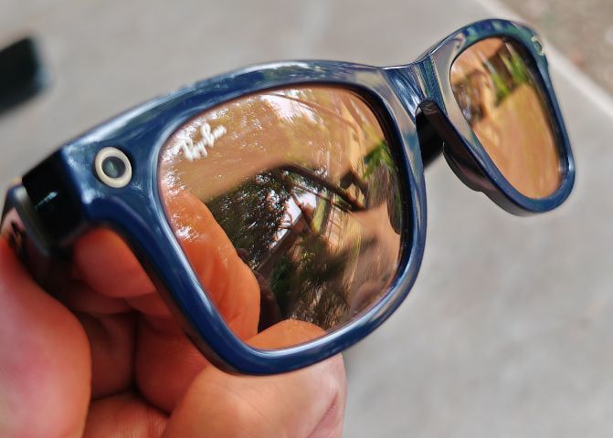 Ray-Ban Stories Wayfarer สีน้ำเงิน smart glasses