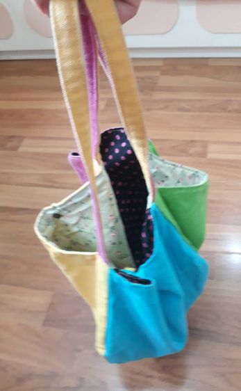 กระเป๋าผ้าหลากสี สีเหลือง ชมพู ฟ้า เขียว  สะพายไหล่ ผ้าด้านในมีลายสวยงาม รูปที่ 4