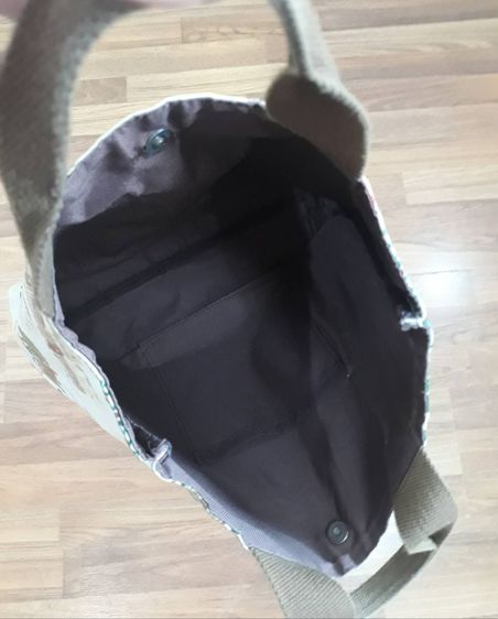 กระเป๋าถือพลาสติก ลายด้านนอก ด้านในเป็นผ้าสีน้ำตาล สามารถใส่เอกสารและของใช้ต่าง ๆๆ ได้เต็มที่ รูปที่ 8