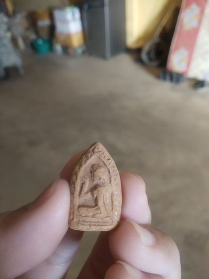 พระเนื้อดินพิมพ์เล็ก(พระนางกวักทรงกลีบบัวหลังเรียบไม่ทราบเกจิ)พระบ้านพระเครื่องรางของมงคล รูปที่ 2