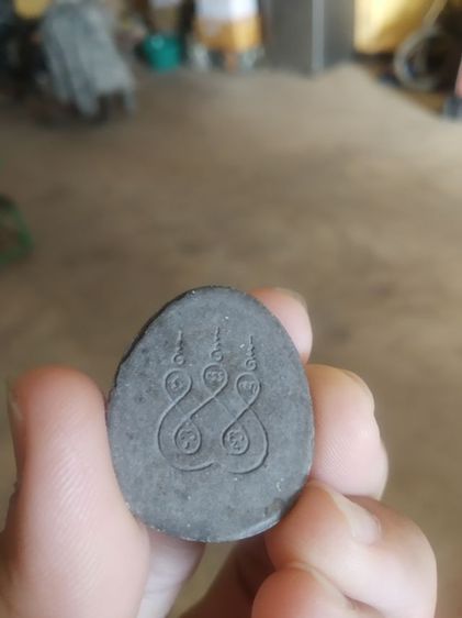 พระเนื้อผงผสมว่านดำ(พระปิดตาหลังยันต์(พระเจ้าห้าพระองค์)(เนื้อออกสีเทาเข้ม)(พระพิมพ์กลางไม่ทราบพระเกจิที่สร้าง))พระบ้านพระเครื่องรางของมงคล รูปที่ 5