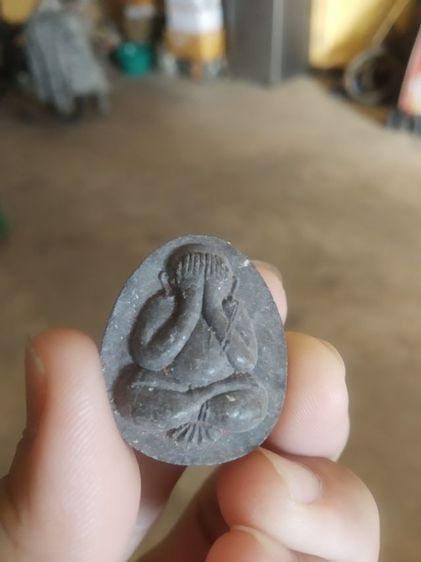 พระเนื้อผงผสมว่านดำ(พระปิดตาหลังยันต์(พระเจ้าห้าพระองค์)(เนื้อออกสีเทาเข้ม)(พระพิมพ์กลางไม่ทราบพระเกจิที่สร้าง))พระบ้านพระเครื่องรางของมงคล รูปที่ 2