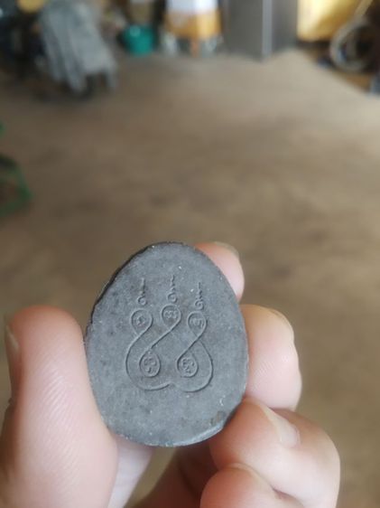 พระเนื้อผงผสมว่านดำ(พระปิดตาหลังยันต์(พระเจ้าห้าพระองค์)(เนื้อออกสีเทาเข้ม)(พระพิมพ์กลางไม่ทราบพระเกจิที่สร้าง))พระบ้านพระเครื่องรางของมงคล รูปที่ 8