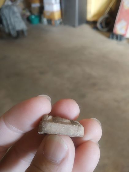 พระเนื้อผงผสมว่านพิมพ์เล็ก(พระผงพระปิดตาหลังสวย(พิมพ์เล็กเนื้อสีน้ำตาลอ่อน)(ไม่ทราบพระเกจิที่สร้าง))พระบ้านพระเครื่องรางของมงคล รูปที่ 10