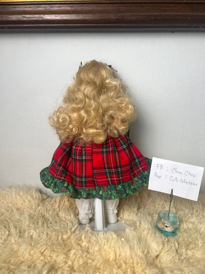 ตุ๊กตากระเบื้อง Vintage 1996 House Of Lloyd 16” Holiday Porcelain Doll Plaid Holly Dress  ( ไม่รวมขาตั้ง ) รูปที่ 3