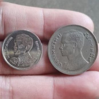 เหรียญ 1 บาทใหญ่  พ.ศ 2520  แท้ รูปที่ 2