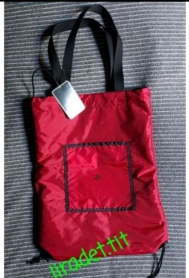 กระเป๋าผ้าสีดำแบรนด์ NIKE สินค้าใหม่ กระเป๋าด้านในสีแดงพร้อมลวดลายสวยงาม สินค้าคัดจากโกดังสินค้าญี่ปุ่น ขนาดกระเป๋า 36×45 CM. สินค้าใหม่ รูปที่ 4