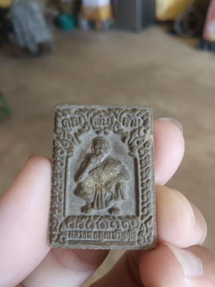 พระเนื้อผงว่าน(พระรูปเหมือนพระหลวงพ่อคูณปริสุทโธ(น้ำตาลเข้ม)(วัดบ้านไร่)(จังหวัดนครราชสีมาปี2536)(รุ่นเสาร์ห้า))พระบ้านพระเครื่องรางของมงคล รูปที่ 2