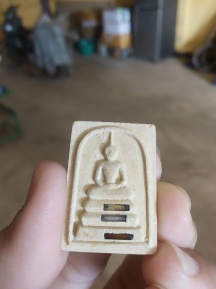 พระเนื้อผงผสมว่าน(พระสมเด็จพระหลวงพ่อคูณปริสุทโธวัดบ้านไร่(รุ่นเสาร์ห้า)(ลาภผลพูนทวี)(จังหวัดนครราชสีมาปี2536))พระบ้านพระเครื่องรางของมงคล รูปที่ 4