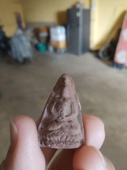 พระเนื้อดินผสมผง(พระพิมพ์พระกลีบบัวนั่งสมาธิ(เนื้อออกน้ำตาลหลังเรียบ)(ไม่ทราบพระเกจิที่สร้าง)(280225))พระบ้านพระเครื่องรางของมงคล รูปที่ 3