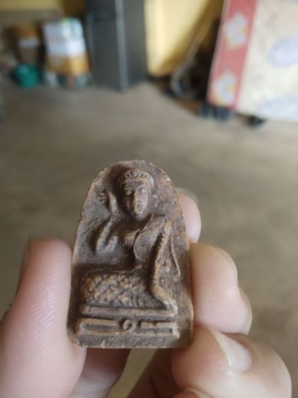 พระเนื้อดินผสมผง(พระพิมพ์พระนางกวักโภคทรัพย์(วัดดอนชัย)(รุ่นซื้อที่ดิน)(จังหวัดเชียงใหม่ปี2543))พระบ้านพระเครื่องรางของมงคล รูปที่ 4