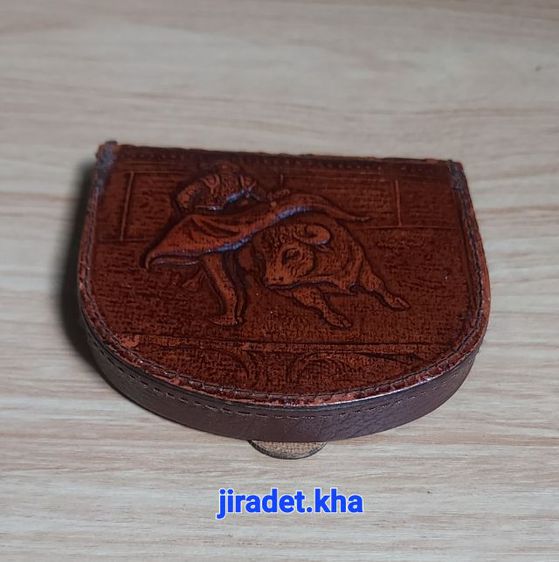 กระเป๋าใส่เหรียญ ลวดลายนูน วัวกระทิง ขนาดกระเป๋า 8×7.5×1.2 cm. สินค้าเก่าทำจากหนัง สภาพสมบูรณ์ เป็นสินค้าคัดมาจากโกดังสินค้าญี่ปุ่น(Limited) รูปที่ 2