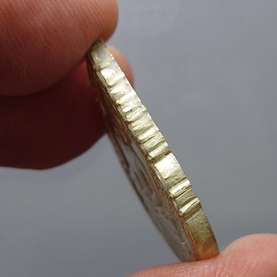 เหรียญพระแก้วมรกต ภปร รุ่นสอง ทรงเครื่องฤดูฝน เนื้อเงิน ฉลองกรุงรัตนโกสินทร์ 200 ปี พ.ศ.2525 พร้อมกล่องเดิม รูปที่ 7