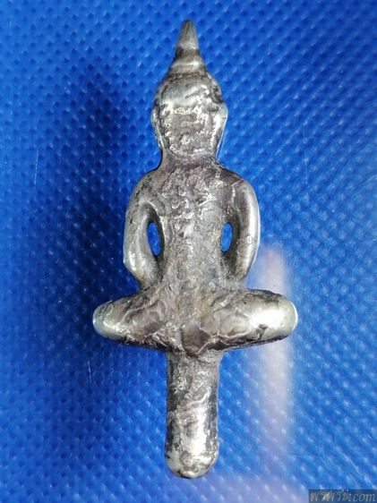 พระยอดธง​ เนื้อเงิน แกน5x13มม องค์พระ35มม สูงรวมแกน48มม รูปที่ 2