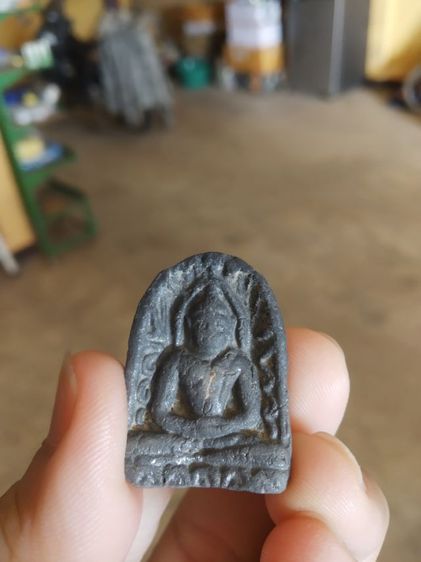 พระเนื้อดินผสมผงพิมพ์กลาง(พระพิมพ์พระซุ้มกอหลังเรียบเนื้อออกดำ(ไม่ทราบพระเกจิที่สร้าง)(290231)(ไม่ทราบอายุ))พระบ้านพระเครื่องรางของมงคล รูปที่ 3