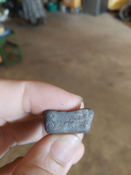 พระเนื้อดินผสมผงพิมพ์กลาง(พระพิมพ์พระซุ้มกอหลังเรียบเนื้อออกดำ(ไม่ทราบพระเกจิที่สร้าง)(290231)(ไม่ทราบอายุ))พระบ้านพระเครื่องรางของมงคล รูปที่ 17