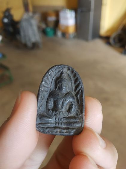 พระเนื้อดินผสมผงใบลาน(พระพิมพ์พระซุ้มกอเนื้อดำหลังเรียบ(ไม่ทราบพระเกจิที่สร้าง)(ไม่ทราบอายุและรุ่น)(290232))พระบ้านพระเครื่องราวของมงคล รูปที่ 4