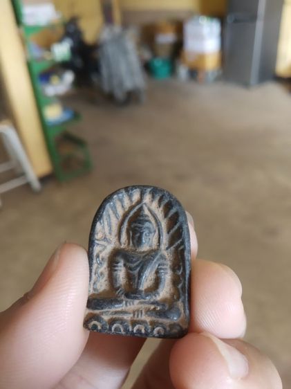 พระเนื้อดินผสมผงใบลาน(พระพิมพ์พระซุ้มกอหลังเรียบเนื้อดำ(ไม่ทราบพระเกจิที่สร้าง)(290236)(ไม่ทราบรุ่นและอายุ))พระบ้านพระเครื่องรางของมงคล รูปที่ 5