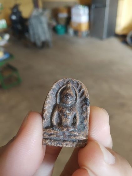 พระเนื้อดิน(พระพิมพ์พระซุ้มกอเนื้อดินหลังเรียบ(ไม่ทราบเกจิที่สร้างไม่รู้ที่มา)(ไม่ค่อยสวยขอคนที่รับได้)(290243))พระบ้านพระเครื่องรางของมงคล รูปที่ 6