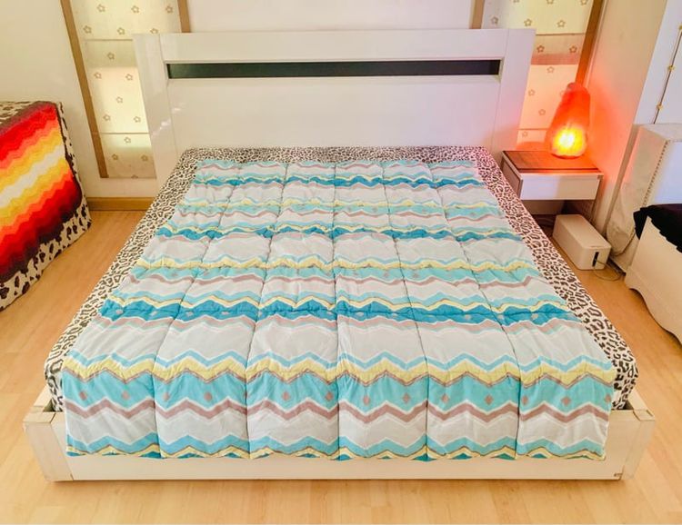ผ้านวมและผ้าคลุมเตียง ผ้านวมขนเป็ด หรือไส้ผ้านวมขนเป็ด ขนาด 5-5.5ฟุต สีฟ้าลายกราฟฟิก ยี่ห้อ Maison Artti มือสองสภาพดี สินค้าญี่ปุ่น-เกาหลีแท้