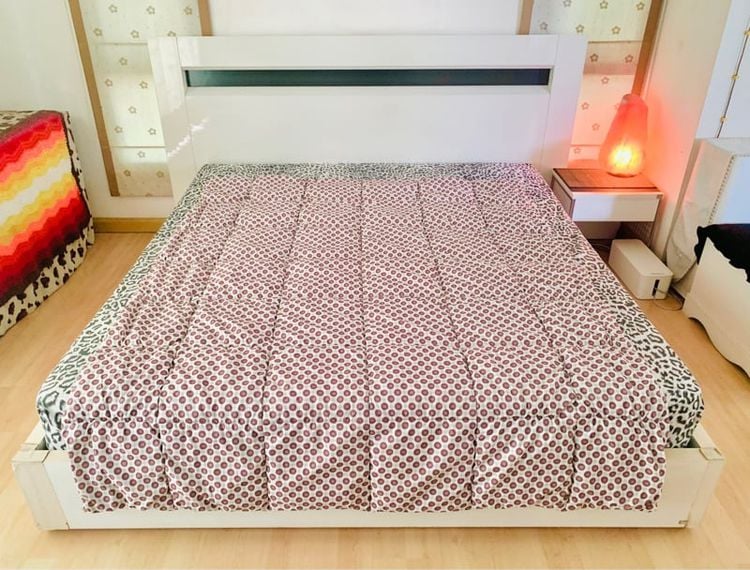 ผ้านวมและผ้าคลุมเตียง ผ้านวมขนเป็ด ขนาด 5-5.5ฟุต สีน้ำตาลลายวินเทจ ยี่ห้อ Hue Plus (สภาพใหม่) มือสองสภาพดี สินค้าญี่ปุ่น-เกาหลีแท้