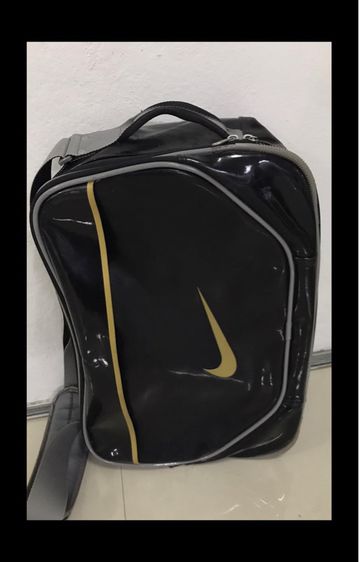 Nike กระเป๋าหนังแก้ว(เคลือบ) Nike All Day Air Small Shoulder สีดำ โลโกสีทอง รูปที่ 4