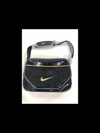 Nike กระเป๋าหนังแก้ว(เคลือบ) Nike All Day Air Small Shoulder สีดำ โลโกสีทอง รูปที่ 2