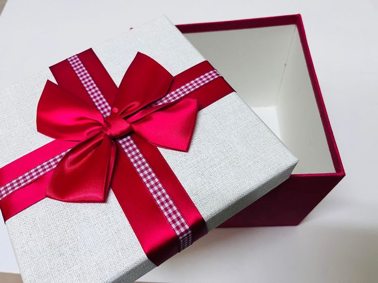 กล่องของขวัญ ทรงสี่เหลี่ยม 17x17x16 cm3 กล่องสีแดง ฝาสีครีม แต่งโบว์สีแดง ลิบบิ้นสีแดงขาว ลายสก็อต Gift Box งานพรีเมี่ยม แข็งแรง รูปที่ 4