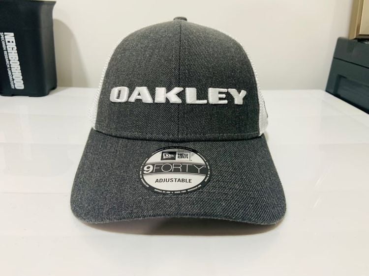 หมวก OAKLEY แท้ 💯 สภาพใหม่มาก ดีเทลสวย ด้านหลังปรับระดับได้ หายากน่าสะสมครับ