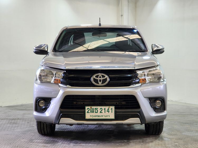 Toyota Hilux Revo 2018 2.4 E Pickup ดีเซล เกียร์ธรรมดา บรอนซ์เงิน รูปที่ 2
