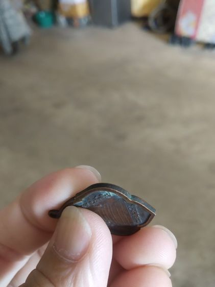 พระเหรียญเนื้อทองแดง(เหรียญพระหลวงพ่อเพชร(วัดพระธาตุศรีจอมทองวรวิหาร)(รุ่นคืนถิ่น)(จังหวัดเชียงใหม่ปี2541))พระบ้านพระเครื่องรางของมงคล รูปที่ 13