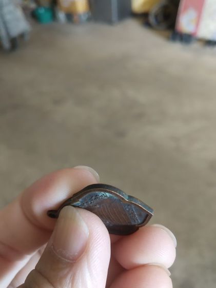 พระเหรียญเนื้อทองแดง(เหรียญพระหลวงพ่อเพชร(วัดพระธาตุศรีจอมทองวรวิหาร)(รุ่นคืนถิ่น)(จังหวัดเชียงใหม่ปี2541))พระบ้านพระเครื่องรางของมงคล รูปที่ 15