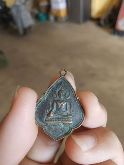 พระเหรียญเนื้อทองแดง(เหรียญพระหลวงพ่อเพชร(วัดพระธาตุศรีจอมทองวรวิหาร)(รุ่นคืนถิ่น)(จังหวัดเชียงใหม่ปี2541))พระบ้านพระเครื่องรางของมงคล รูปที่ 2