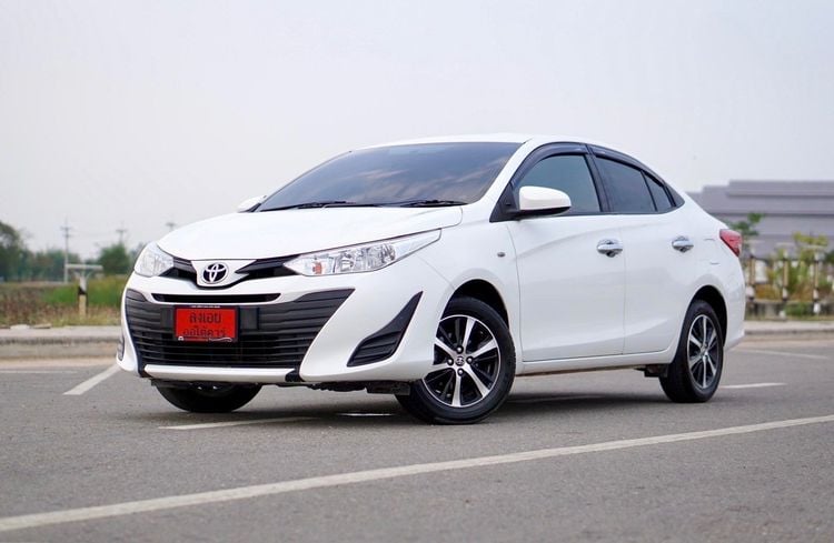 Toyota Yaris ATIV 2018 1.2 J Sedan เบนซิน ไม่ติดแก๊ส เกียร์อัตโนมัติ ขาว