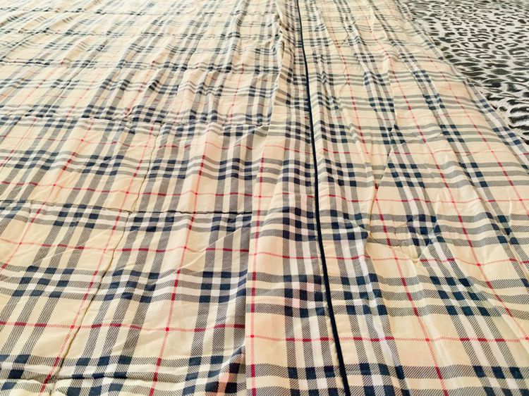 ผ้าห่มนวม ขนาด 5-5.5ฟุต สีน้ำตาลลายสก๊อต ด้านบนมีระบาย มือสองขายตามสภาพ สินค้าญี่ปุ่น-เกาหลีแท้ รูปที่ 4
