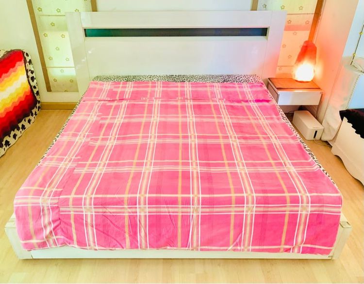ผ้านวมและผ้าคลุมเตียง ผ้านวม ขนาด 5.5-6ฟุต สีชมพูลายตาราง ด้านบนมีระบาย มือสองขายตามสภาพ สินค้าญี่ปุ่น-เกาหลีแท้