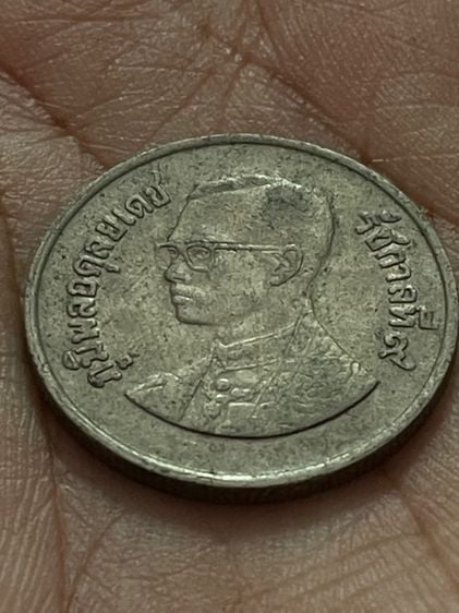 เหรียญไทย เหรียญ1บาทในหลวงรัชกาลที่9 หลังวัดพระแก้ว