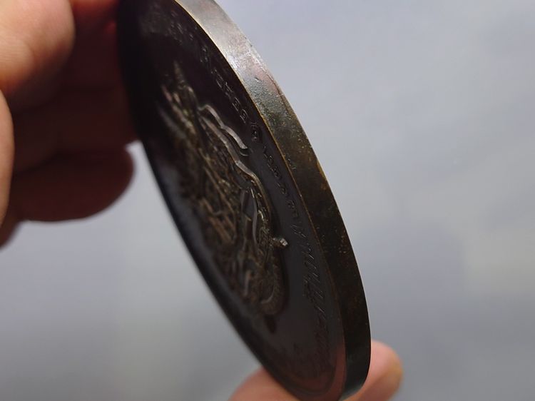 เหรียญที่ระลึก งานฉลองวันเถลิงถวัลราชสมบัติ ครบรอบ 100 ปี รัชกาลที่5 (หลวงปู่ทิม หลวงปู่โต๊ะ ร่วมอฐิษฐานจิต) เนื้อทองแดง ขนาด 7 เซน พ.ศ.2511 รูปที่ 5